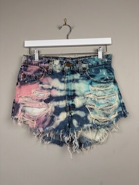 Levi’s Furst Of A Kind High‎ Waist Distressed Tie Dye Short / SZ 28
